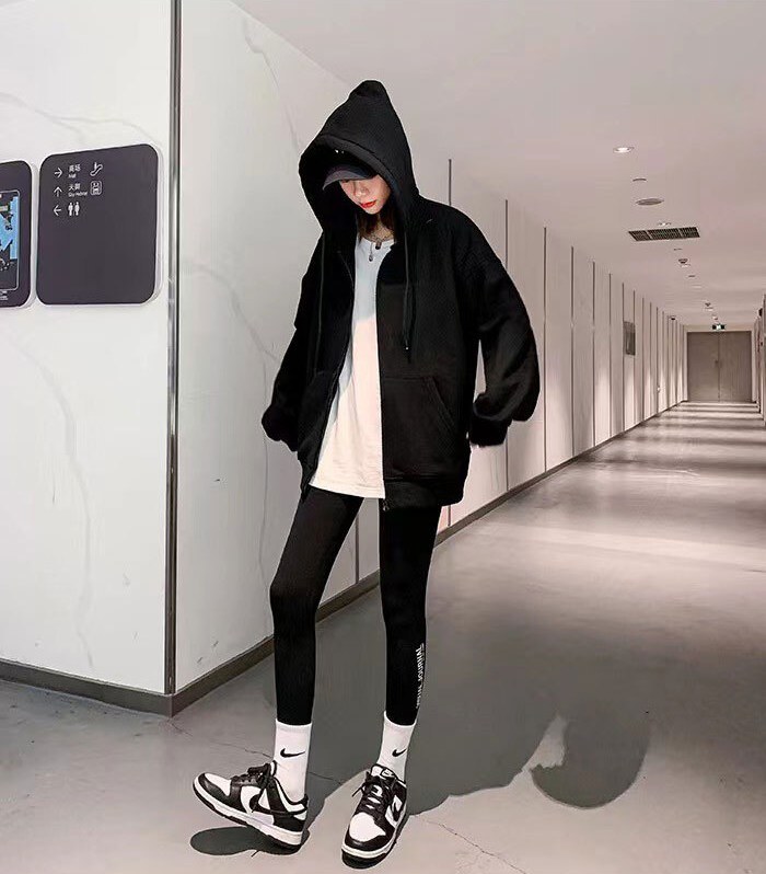 블랙·아이보리 톤 재킷과 긴팔티 전신 코디 사진