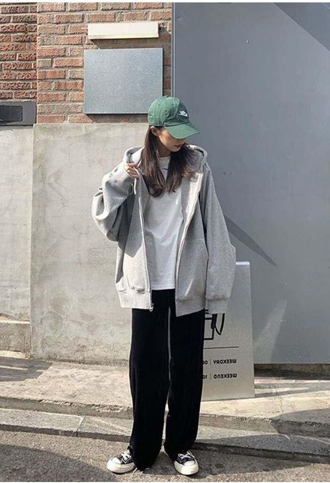 아이보리·차콜 톤 재킷과 긴팔티 전신 코디 사진