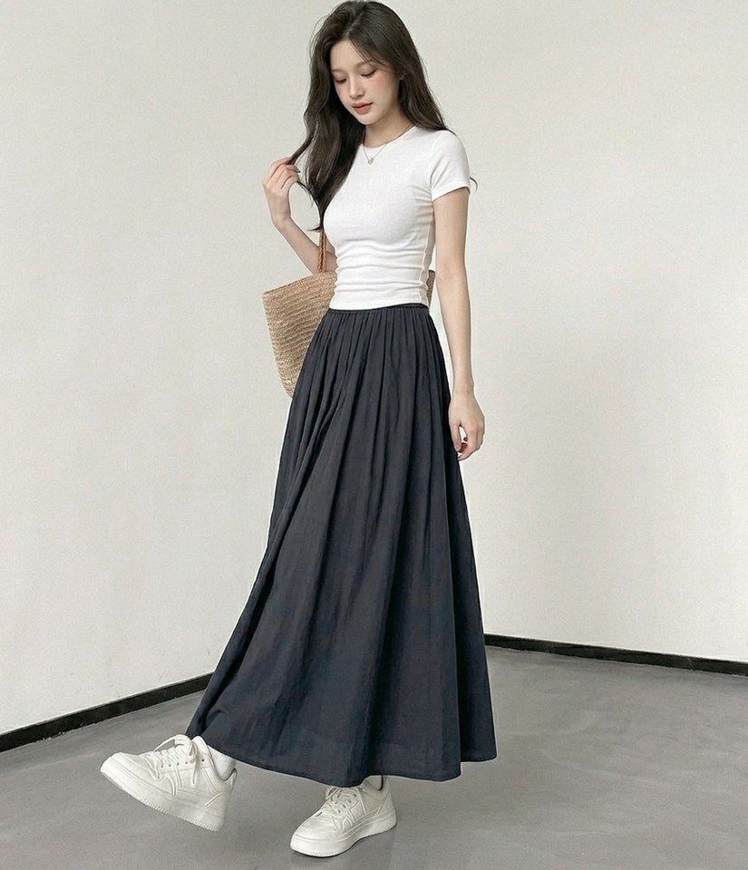 화이트·베이지 톤 반팔티와 숄더백 전신 코디 사진