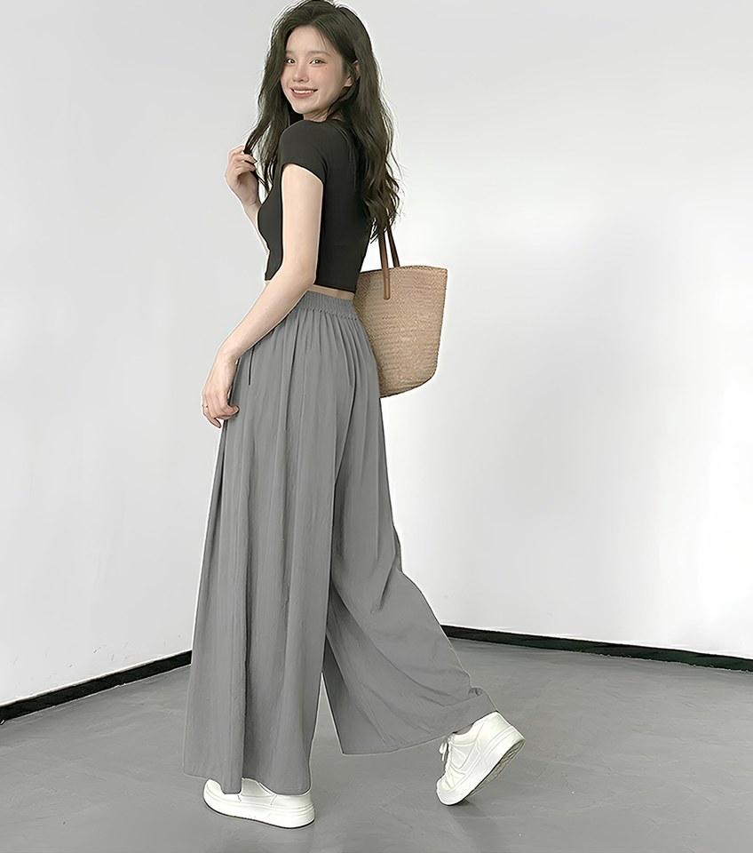 블랙·아이보리 톤 반팔티와 숄더백 전신 코디 사진
