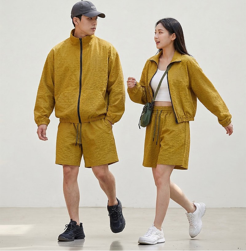 아이보리·브라운 톤 나시와 재킷 전신 코디 사진