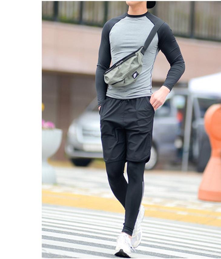 화이트·그레이 톤 긴팔티와 재킷 전신 코디 사진