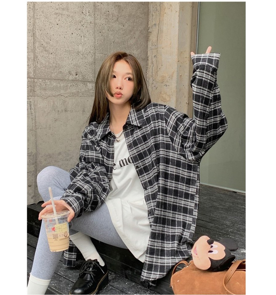 아이보리·차콜 톤 셔츠와 재킷 전신 코디 사진