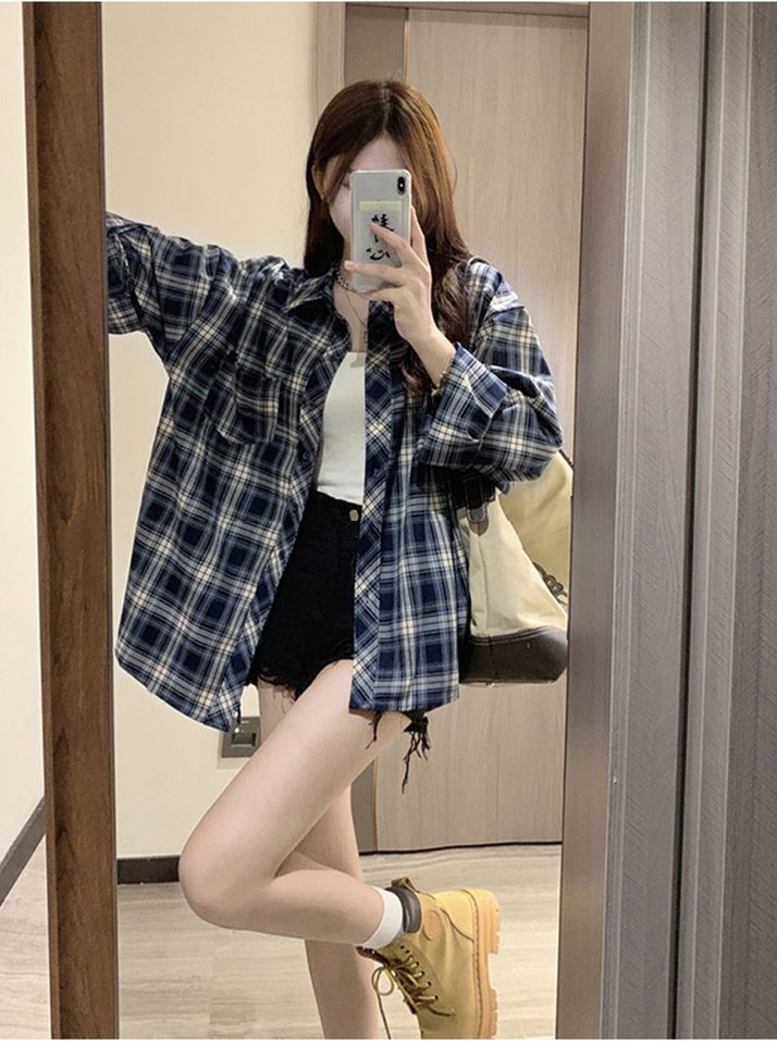 아이보리·그레이 톤 재킷과 숄더백 전신 코디 사진