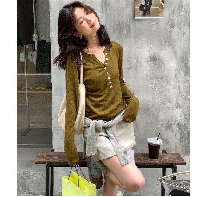 브라운·아이보리 톤 가디건과 셔츠 전신 코디 사진