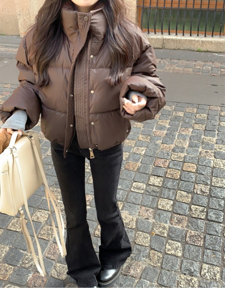 브라운·차콜 톤 패딩과 니트 전신 코디 사진