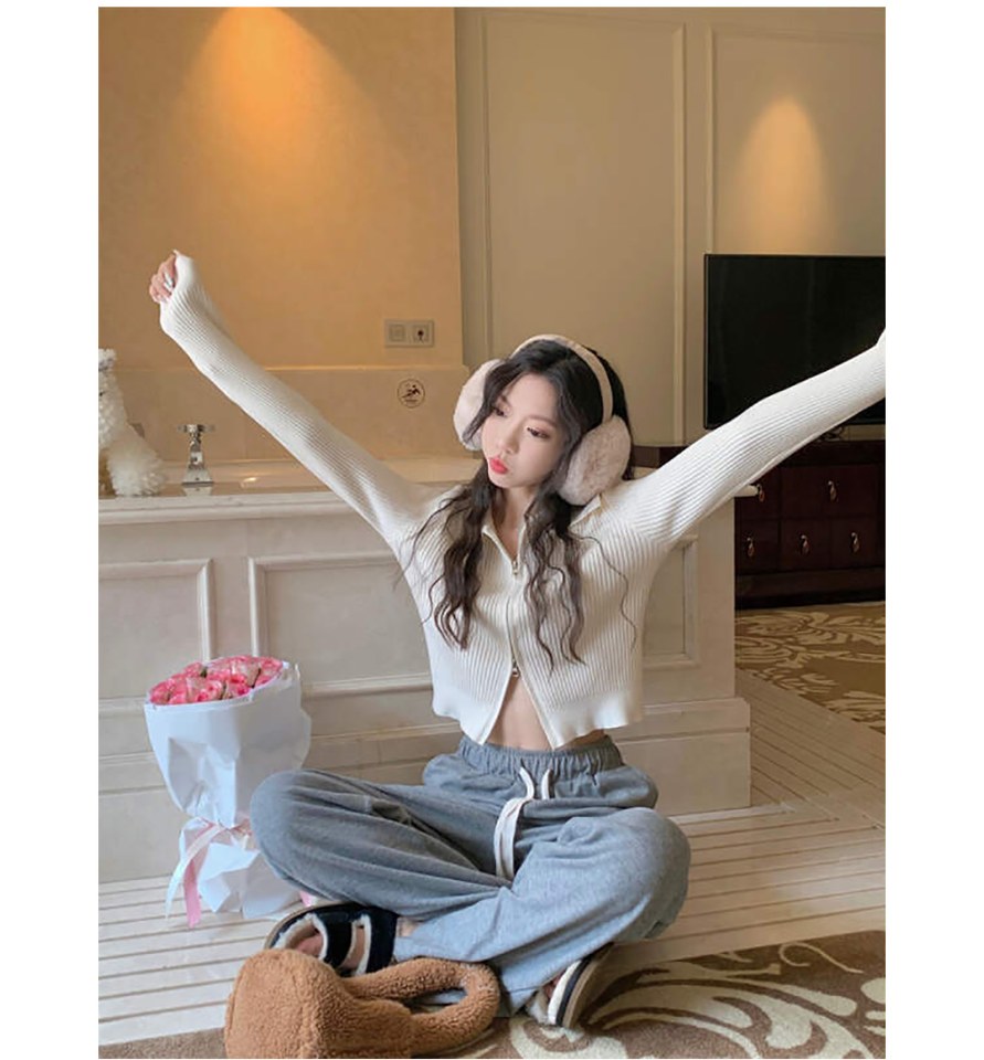 카키·아이보리 톤 가디건과 니트 전신 코디 사진