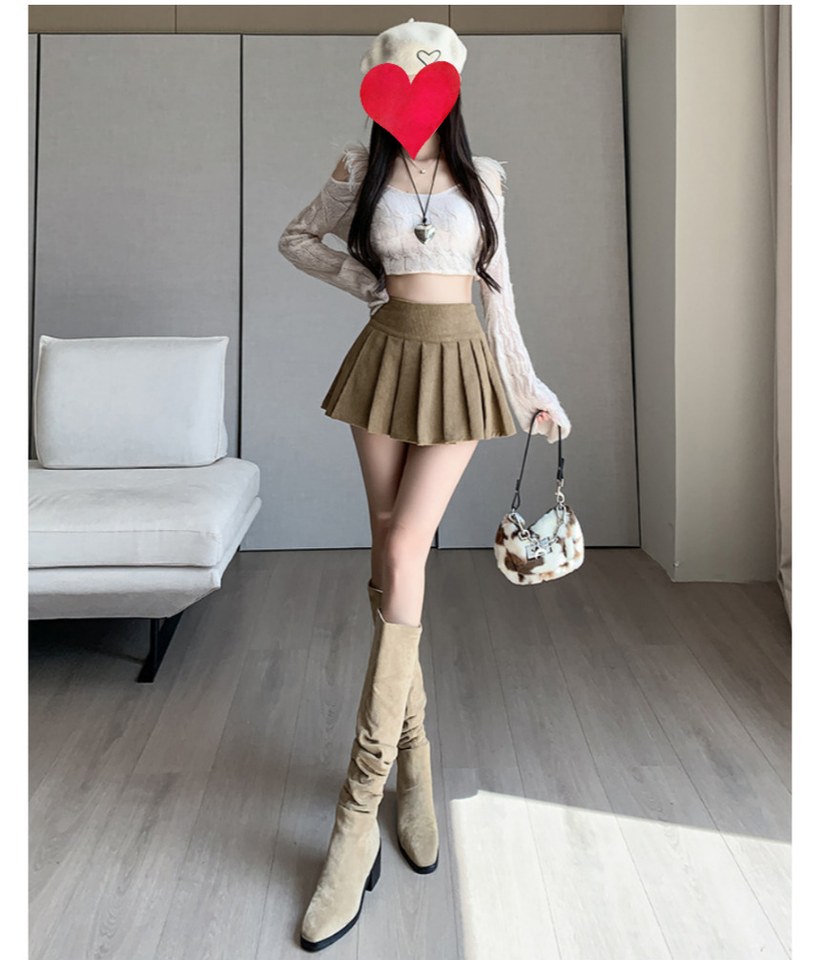 브라운·아이보리 톤 가디건과 블라우스 전신 코디 사진