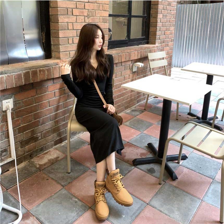 블랙·차콜 톤 긴팔티와 크로스백 전신 코디 사진