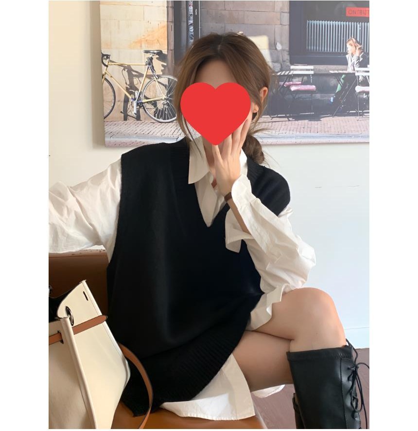 블랙·그레이 톤 니트와 숄더백 전신 코디 사진