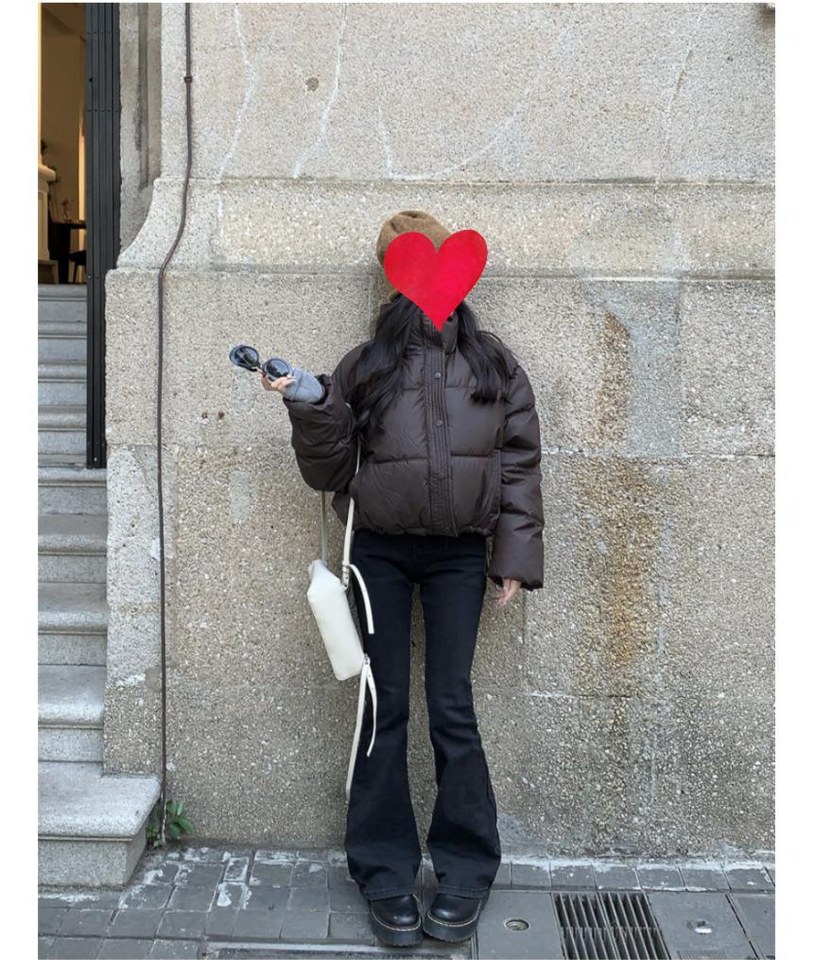 차콜·블랙 톤 패딩과 크로스백 전신 코디 사진