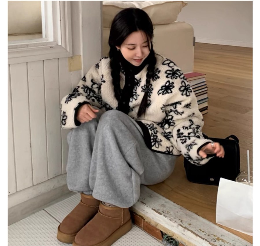 베이지·차콜 톤 패딩과 니트 전신 코디 사진