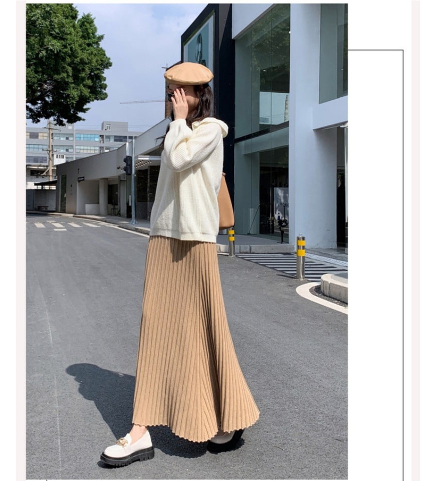 아이보리·그레이 톤 니트와 롱스커트 전신 코디 사진
